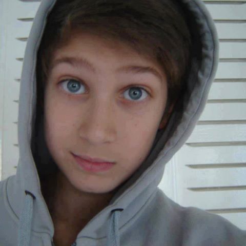 simpletricks1's profile picture. 