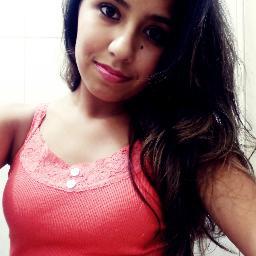Não sou a garota mais certinha e' nem a totalmente descontrolada. Não busco ser perfeita , mas sim ser eu mesma .