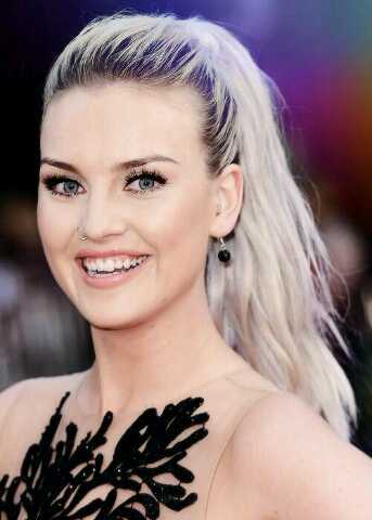 15. Siguendo a 5 idiotas en Una Direccion.♡
