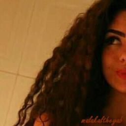 مزاجيه غامضه لااعرف اعبر عن مابداخلي سوى بالكتابه عنيده متمرده لااقتنع الابرائي ابتسم وانا بقمة الالم افكاري مجنونه وهدوئي قاتل لااثق ب احد لكن ثقتي بنفسي عاليه