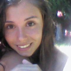 Toda mujer merece un hombre que la mire todos los días como la primera vez que la vio.