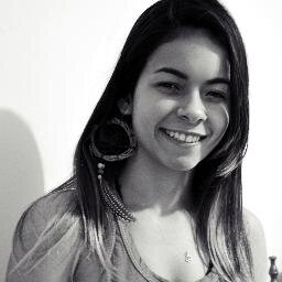 A luz que me guia, é mais forte que os olhos me cercam.
