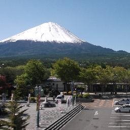 道の駅なるさわへようこそ！当施設は平成7年8月にＯＰＥＮし、年間80万人の来客者が訪れます。標高1000ｍで採れた高原野菜はどれも新鮮で甘みバツグン！正面に世界遺産の富士山を望むロケーションは圧巻。中央自動車道 河口湖ＩＣより本栖湖方面へ車で20分です。※情報発信専用としています。