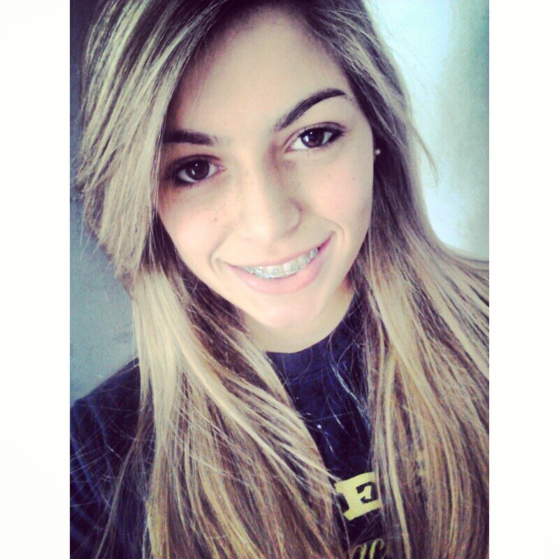 15 anos, sardenta, namora e gosta de chocolate *-*