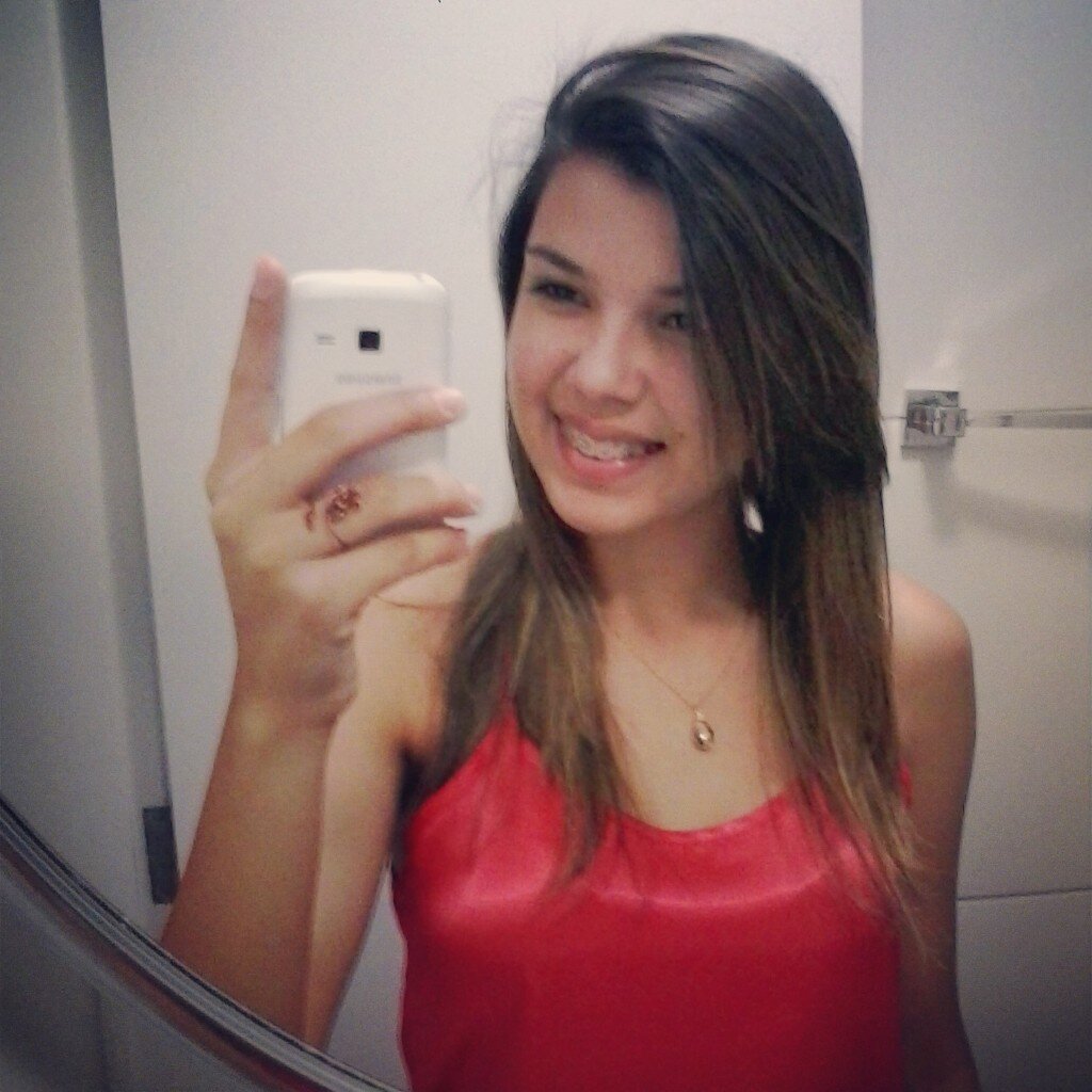 um sorriso, um abraço apertado, uma música, estar com que eu gosto, rir até a barriga doer.. são coisas simples, mas me fazem muito feliz.