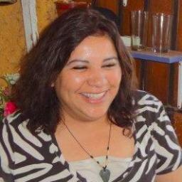 Negra de carácter.  Buena para el baile y el canto, simpática y de sonrisa fácil.