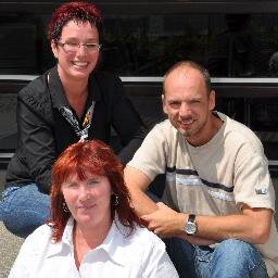 Veelzijdig zijn we zeker! We bedrukken papier, kleding, mokken, tassen; maken stempels, banners en schitterende canvassen.