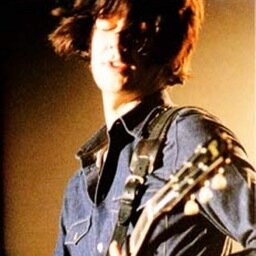 念願の再結成を果たしたThe Stone Roses (ストーン・ローゼズ) のギタリスト、ジョン・スクワイアの発言を集めたBotです。有名なものから、そうでないもの、また関係者の発言など、幅広くつぶやきます。The Seahorses (シーホーセズ) 、ソロ活動、画家としても活躍。