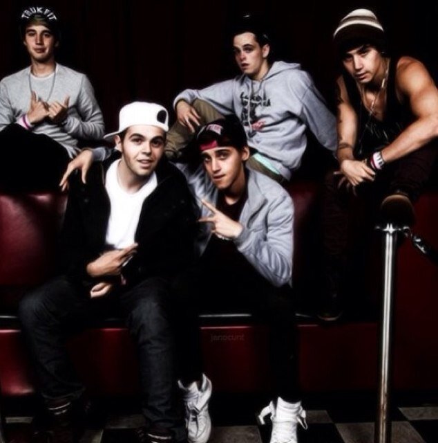 This is a free follow, please follow @janoskians99_ she follows back 100% 
Pop a trace. 
Janoskianator