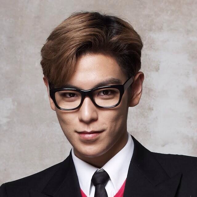 ความหล่อ is following you
