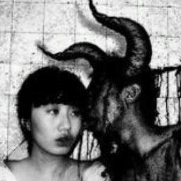 Bienvenido a mi mundo, encontrarás monstruos por los pasillos cuida de no espantarlos se enamoran al primer suspiro.