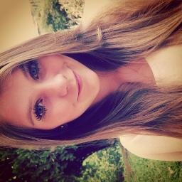 16 anos. A procura de um grande amor... ''Baby, I love the way you make me smile'' Me apaixono facilmente e não fico chateada rapidamente