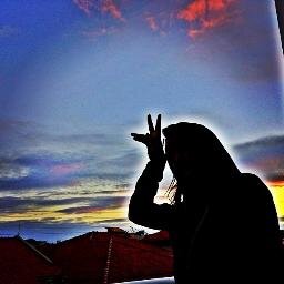 ela eh do tipo que se arruma bonitinha, vem dançando coladinha, da um sorriso e faz gracinha