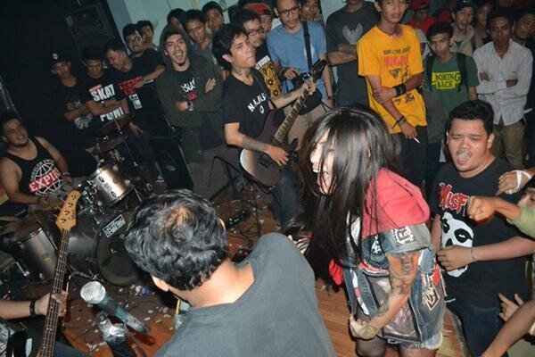 (TEMPAT UNJUK GIGI PARA MUSISI INDIE, YES MOSHING, NO FIGHTING!)  02192665972 / 0217654527 #SUPPORTALLGENRE #NORACISM