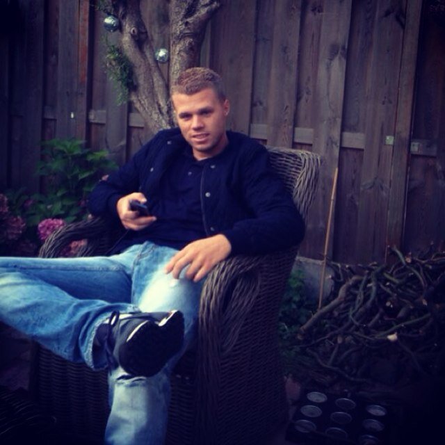 Follow gewoon.. Je hoeft geen nf te zetten ik krijg gewoon een bericht.. Insta iets.. Kik&Insta= blerrry