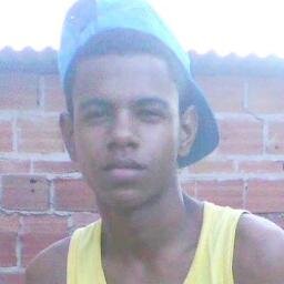 Um Adolecente que g0sta de Curtir finais de semana c0m 0s amigos ,  na praia ..
