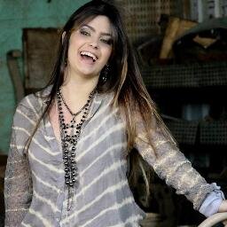 Senhor, livra-me de todos q não suportam meu sorriso, meu amor nos olhos, meu coração gigante, minha esperança eterna e minha fé irreversível .