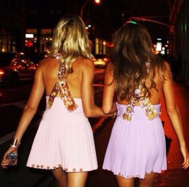 MyRoomieSays_'s profile picture. I live with a crazy bitch. Who is also my best friend. Welcome to the boarding school life.