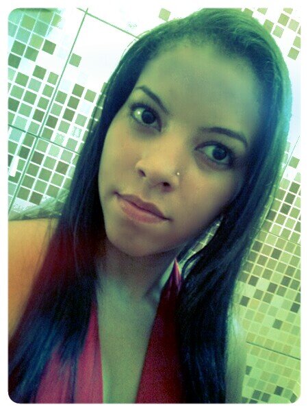 Sou complexa, sou mistura, sou mulher com cara de menina.. E vice-versa. Me perco, me procuro e me acho. E quando necessário, enlouqueço e deixo rolar..