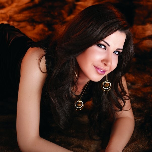 لست أفلآطونية الفلسفة،ولآ قيسية الهوى،ولآنزارية الحرف،ولكني شآبه نبضها حكآية و عينها رواية... وعصبيتها حمقاء♥°° #من مواليد برج القوس