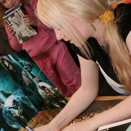 Sono Luna Lovegood.Faccio parte della casa del Corvonero. Perdo qualcosa? Colpa dei nargilli! Ginny-Ron-Hermy-Harry Draco.