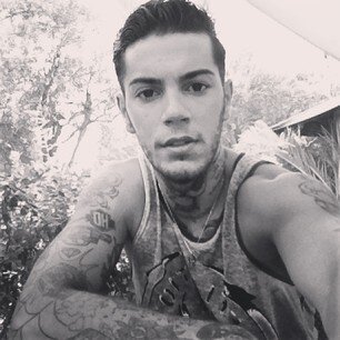 VioletKilla1's profile picture. Emis Killa ed Emiliano l'uno vive grazie all'altro e cambia il nome ma lo stesso uomo sopra e sotto il palco  @rudolfmarilice Amore Mio