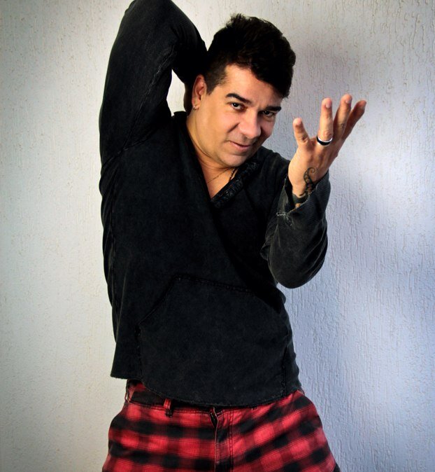 Cantor, compositor, professor de canto. Faço parte da Banda de Saulo ,professor e sócio do Todo mundo faz teatro (escola de teatro/canto). Adoro poesia e  humor