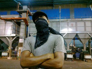 kulibangunan. suka sama kuli yang berkeringat ketiaknya basah. sexy agak bau keringat kotor.