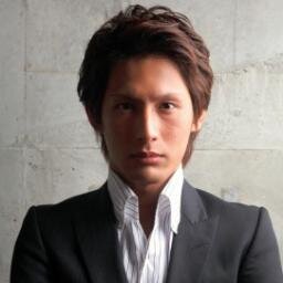 元ジャニーズJrでSMAPの○○と一緒にレッスンをしていた少年時代。しかし、自分には才能もなく、むいていない世界だと挫折し脱退。今は転職を経て小さなコンサル会社で会社員をしながら、ビジネスの基礎となる有益な情報を発信します。