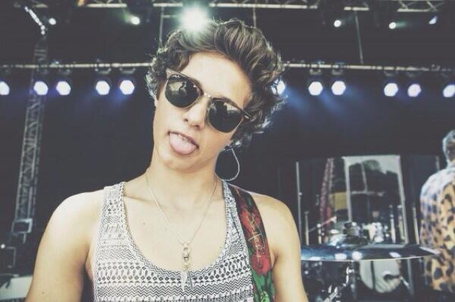 Please follow my main acc @nandosbrad i follow back xoxo