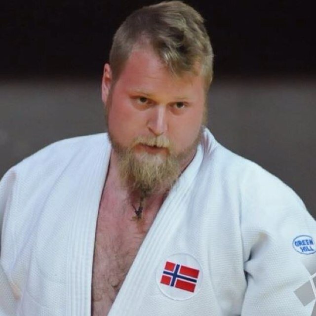 sensei82's profile picture. ung mann underveis i livet, over gjennomsnittet interessert i, og trener kampsport og dykking. Jeg lager også ting i tre, epoxy og gips..