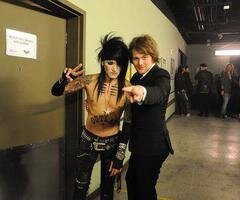 ♪Music is life♪.  ♪Music is love♪. Music is everything♫ Danny Worsnop = My Life. Hmu??