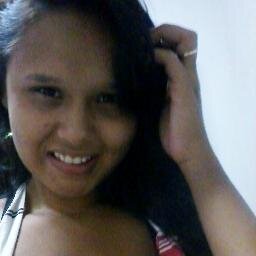 A vida te obriga a ser forte; a tentar ser. Ela te obriga a não se importar, ou ao menos fingir. Ou você tenta ser imbatível, ou as pessoas vão fazer de tudo pa