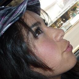 El dolor es tan dulce y tan agudo que quiero cerrar
los ojos, pero los suyos, que me miran ardientes, me hipnotizan.