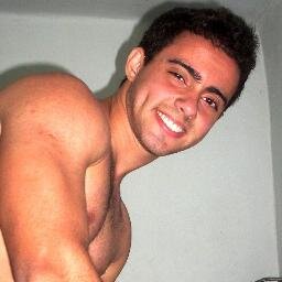 Feliz , engraçado , deboxado , risonho , aventureiro , flamenguista e apaixonado por Jesus Cristo ... pois ele morreu por mim s2s2