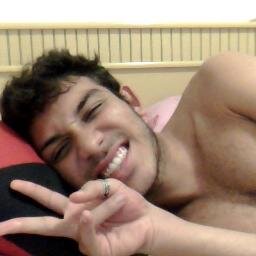 Sou o qe sou pq vivo da minha maneira... Vcê procurando respostas olhando pro espaço, e eu tão ocupado vivendo... Eu não me pergunto, Eu faço! (Raul Seixas)