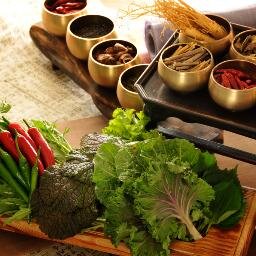 スランジェでは、野菜を中心にバランスの良い食事を摂るという韓国伝統の思想を背景に野菜やお肉でサムするという、サムしてバランス良く食事をし体の中から健康にそして美しくなる食事を提供します
