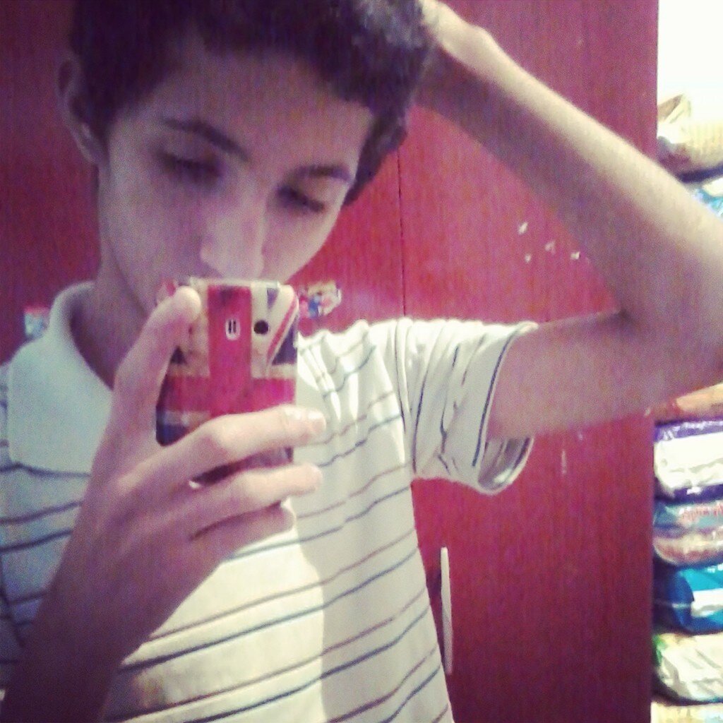 - Prázeeeer Samuel aquui ;]] . Mê segue que eu te sigo devolta .
