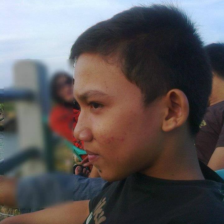 Sahabat sejati , akan tetap bersama kita, ketika kita merasa seisi dunia meninggalkan kita.