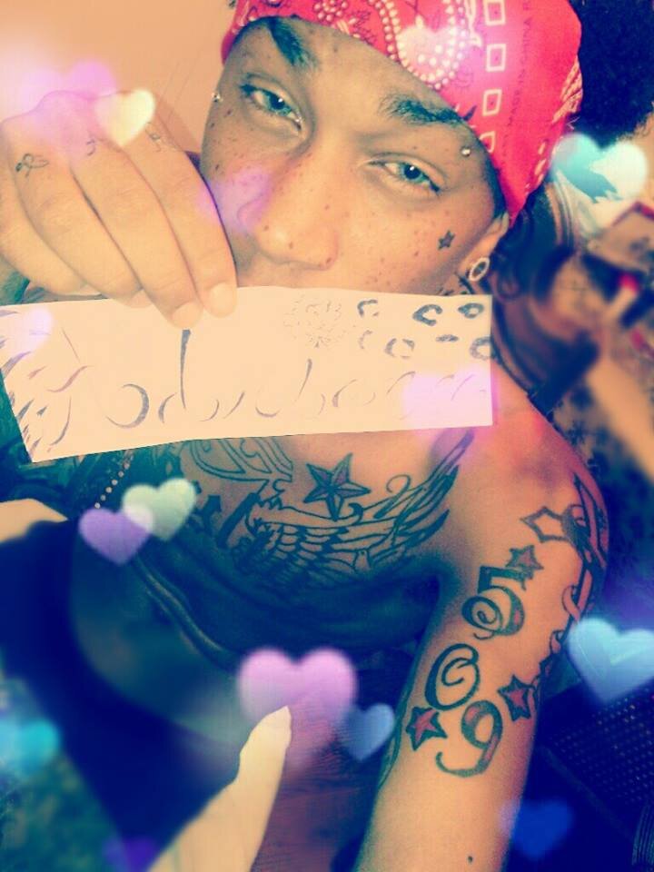Im Cool,PrettyBoii  Typee,-ETC.Facebook,Tumblr,Yahoo,Instagram All Dhatt Good Shit But Single And Lookin...........17 And Fmousee....Fwmm Doee