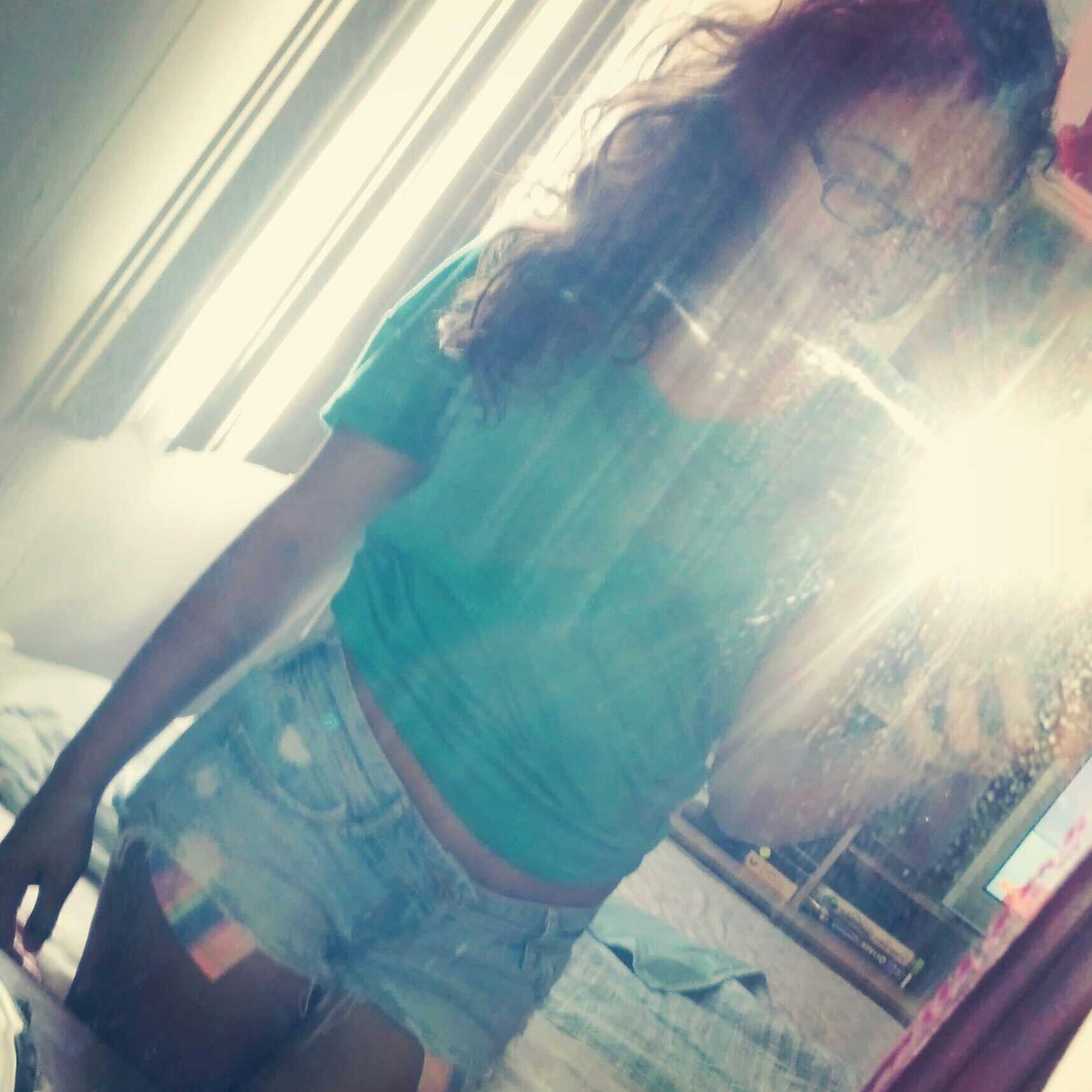light skin , super thick , damn baby you that shit ! /.\ 3 '