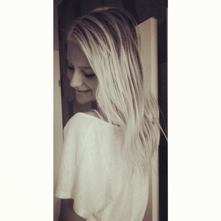 | Insta: instaloverr_britt , Blond, blauwe ogen, lief, | zat op wolfert pro || dansen,  Tekenen, Verzorgen, cupsong ;pp .