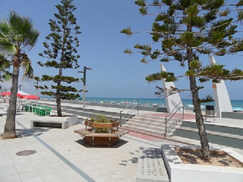 Parasolespana's profile picture. Wij, familie De Bruin, zijn dol op Spanje. In Oropesa del Mar bieden wij prachtige appartementen te huur aan voor een heerlijke vakantie! Direct aan zee!