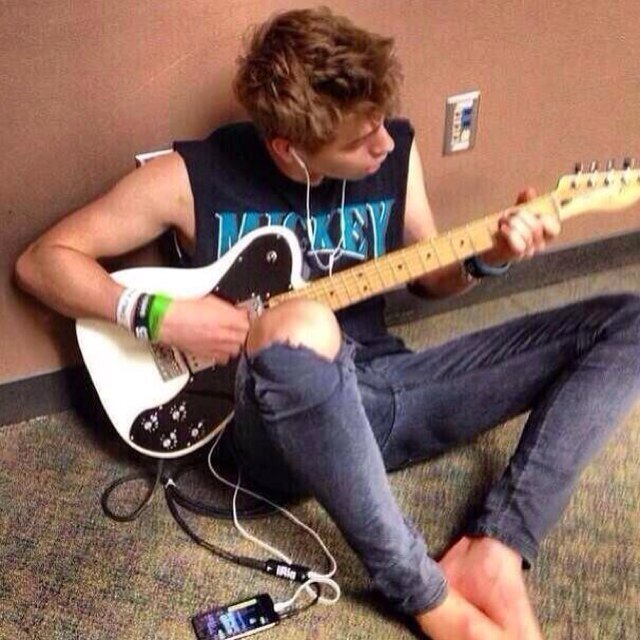 Please follow @fxckmeirwin