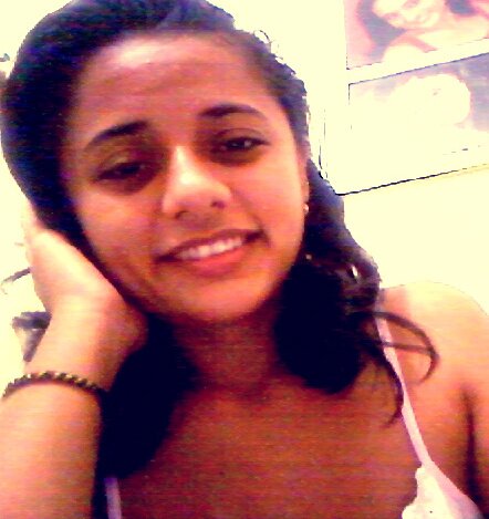 “Dizem por ai, mas não tenho certeza, que meu sorriso fica mais feliz, e que meus olhos brilham, quando estou perto de quem eu amo, sou simplesmente cativante.