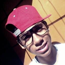 Quem tem um amigo, mesmo que um só, não importa onde se encontre, jamais sofrerá de solidão, poderá morrer de saudades, mas não estará só.
