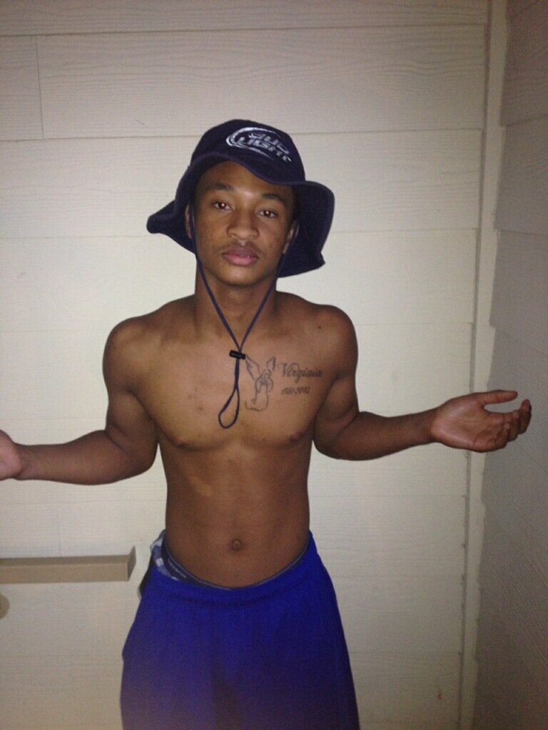 fuck a nigga nd his problems im tryna get it but yea fmoi@hellageekedck nd follow me on vine cameron hella geeked nd kik thrown hella banz