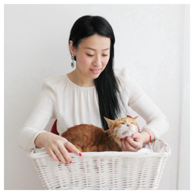 Food stylist at The Cat Kitchen.
Créateur of Flea & Trees. 
Instagram @catslavery