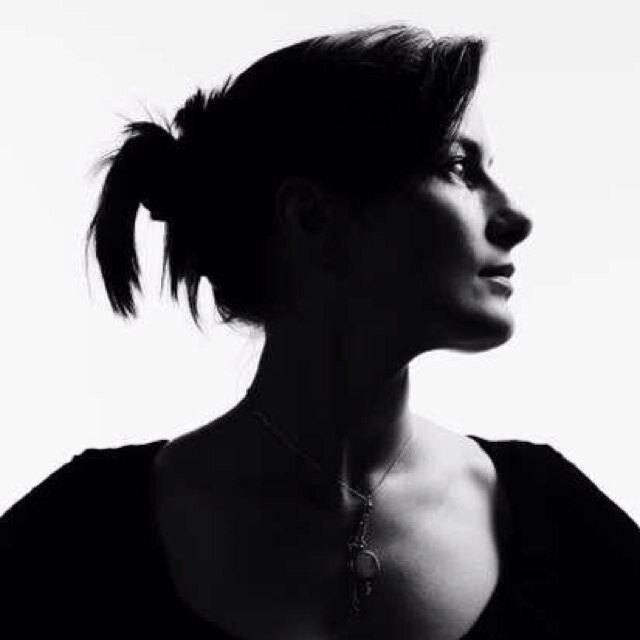 Keurmerkstylist, interieurontwerper, eigenaar, Element ontwerp & uitvoering, Siematic Stylist, BNS Crisp. Vrouw van @dr_marnix - moeder van 2 meiden.