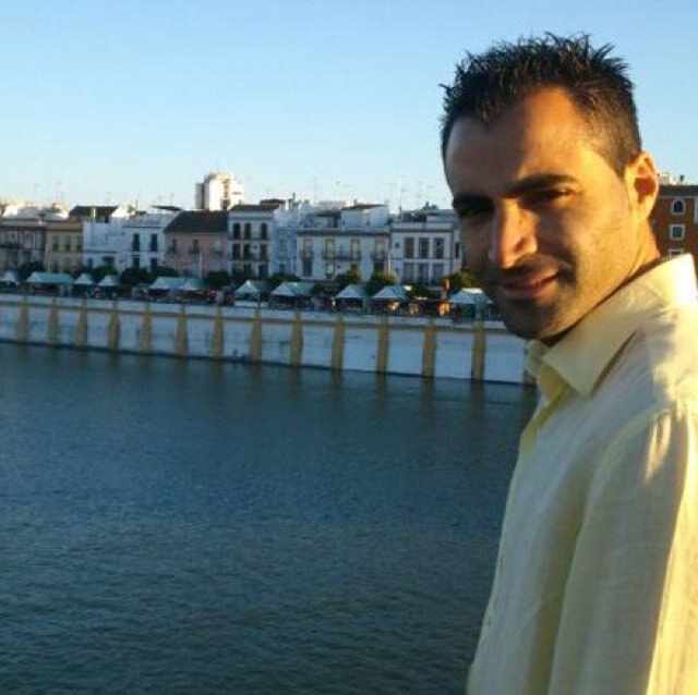 Licenciado en Amor y Alegria.Nazareno,de Dos Hermanas y de medio mundo.Costalero,de medio mundo y del otro medio Sevilla y Bético del universo